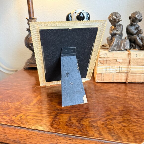 1940's Lucite 5X7 frame with Siamese cat - Picture 6 of 7